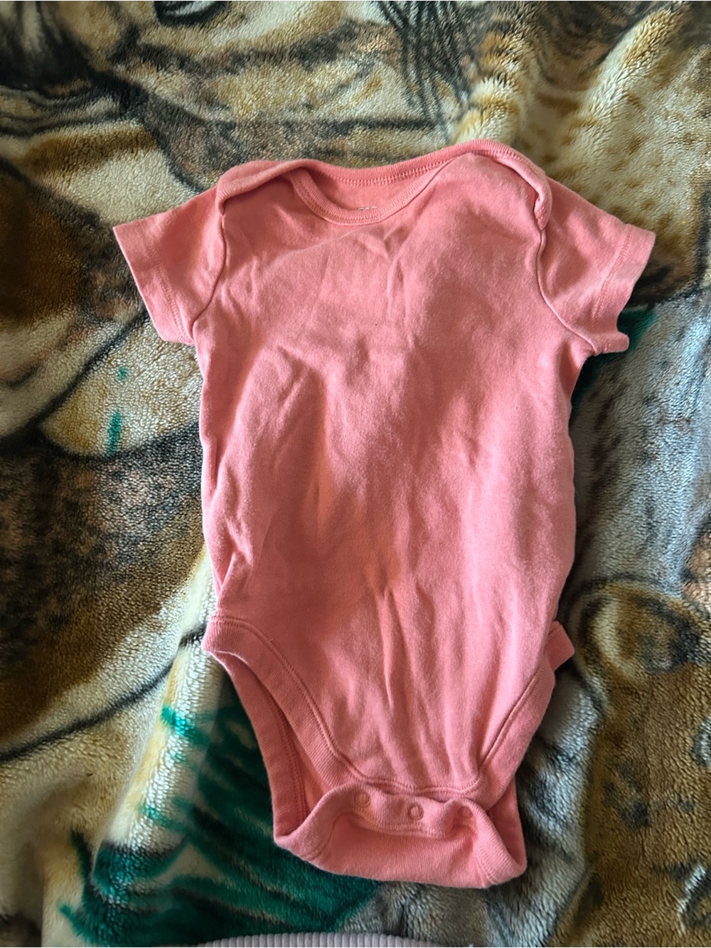 Baby bundle short sleeve onesies in good condition, only worn a couple of times - Picture 4 of 6